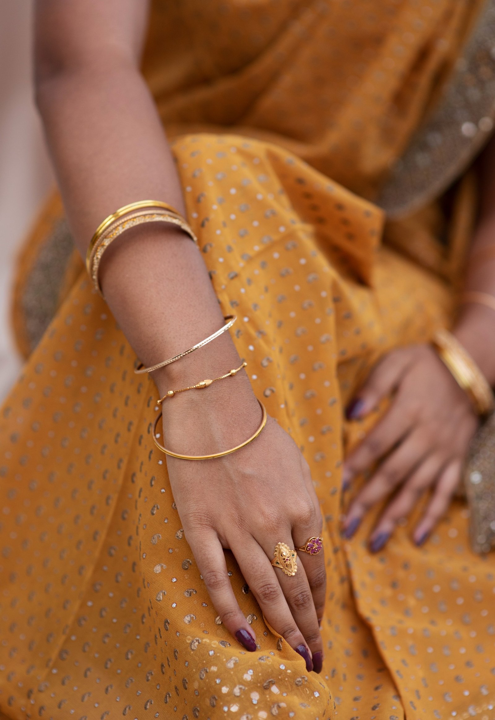 jewel-details-hands-woman-wearing-sari-dress (1)